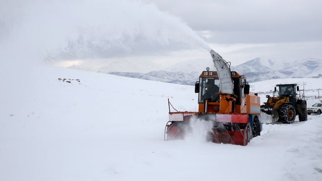Bitlis'te "kar kaplanları" kesintisiz ulaşım için sahada