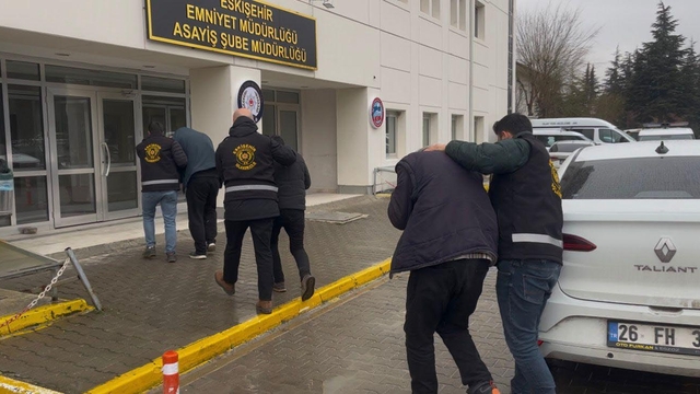 Çiftçiyi, 5 milyon liralık ziynet eşyasını alarak dolandıran şüpheliler yakalandı