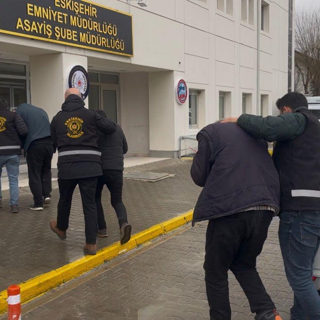 Çiftçiyi, 5 milyon liralık ziynet eşyasını alarak dolandıran şüpheliler yak...