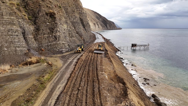 Tekirdağ'da heyelan nedeniyle trafiğe kapatılan yolda çalışmalar sürüyor