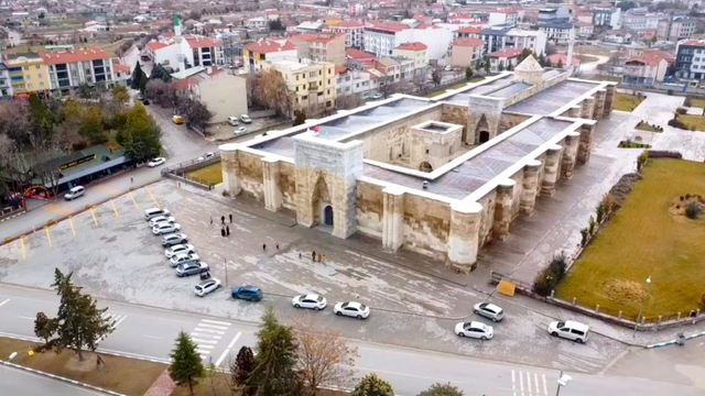 Tarihi Sultanhanı Kervansarayı'nda tefrişatı yapılan odalar ziyaretçilerini ağırlıyor