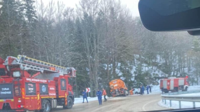 Uludağ yolunda kayan tuzlama aracı otomobile çarptı; 3 yaralı