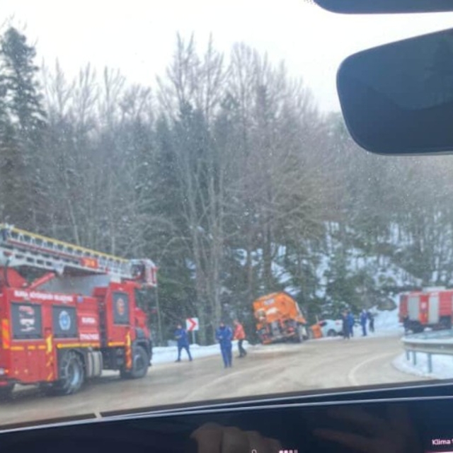 Uludağ yolunda kayan tuzlama aracı otomobile çarptı; 3 yaralı