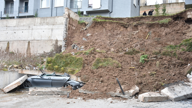 Sakarya'da istinat duvarının çökmesi nedeniyle 3 bina tahliye edildi