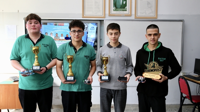 Robot ve insansız hava aracı geliştirirken sebze ve meyve de yetiştiriyorlar