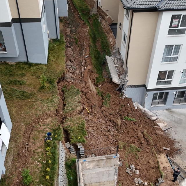 Sitenin istinat duvarı çöktü; 32 kişi tahliye edildi