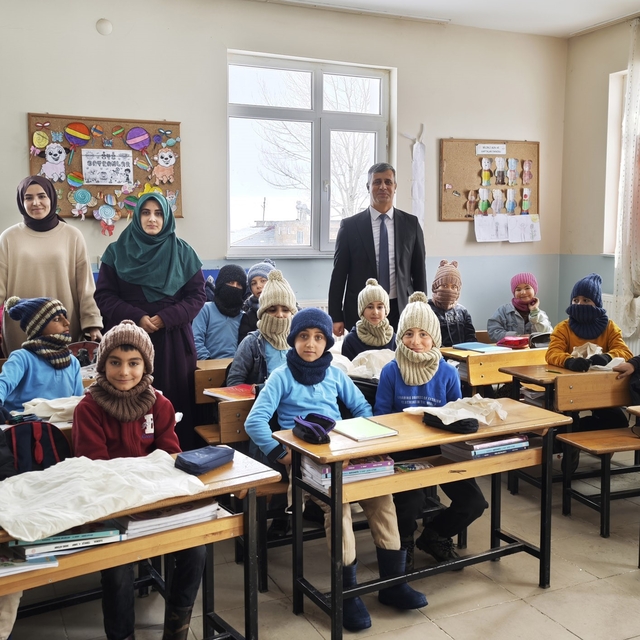 Niğdeli kadınlar Ahlatlı köy çocuklarının içini ısıttı