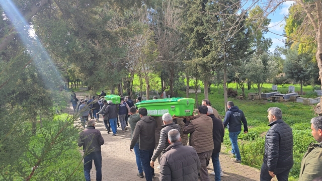 Hatay'da su dolu temelin içindeki toplarını almak isterken düşüp ölen 2 kardeş yan yana defnedildi
