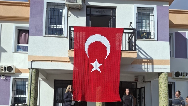 İlmek ilmek gurur: El emeği Türk Bayrağı göndere çekildi