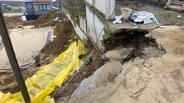 İnşaat kazısında toprak kaydı, yolun bir bölümü çöktü