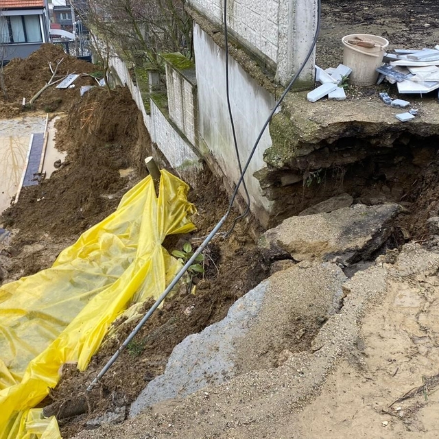 İnşaat kazısında toprak kaydı, yolun bir bölümü çöktü