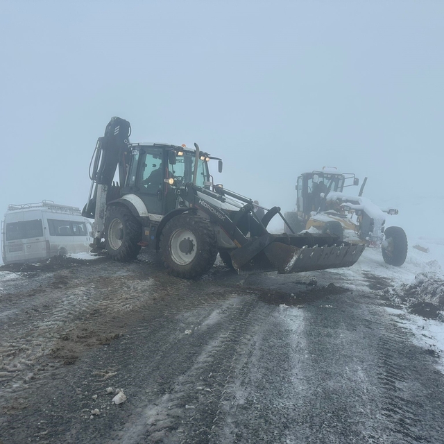 Iğdır'da yoğun kar yağışı: 57 köy yolu ulaşıma kapandı, şarampole devrilen...
