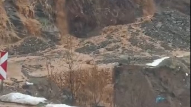 Derecik-Şemdinli kara yolunda heyelan