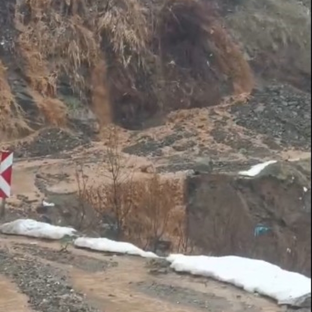 Derecik-Şemdinli kara yolunda heyelan