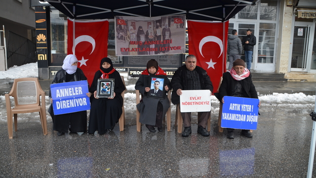 Muş'ta evlatlarına kavuşmak isteyen aileler, DEM Parti önündeki eylemlerini sürdürdü