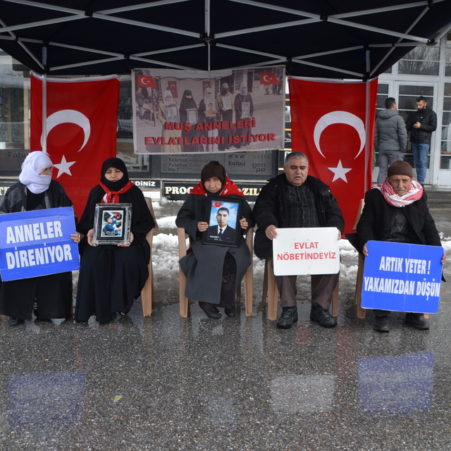 Muş'ta evlatlarına kavuşmak isteyen aileler, DEM Parti önündeki eylemlerini...