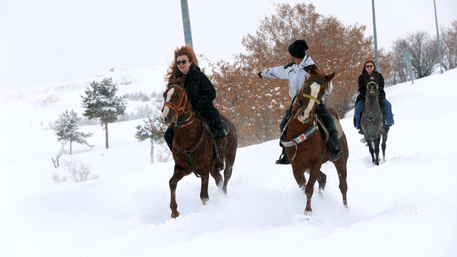 Karla kaplı Aziziye Tabyaları'nda bindikleri atları dörtnala koşturup keyifli vakit geçiriyorlar