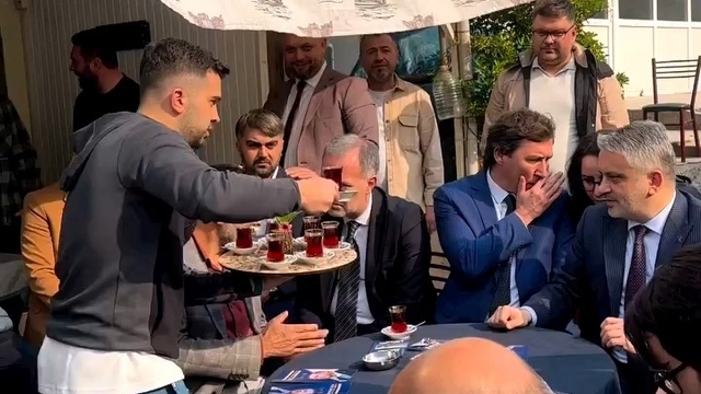 Şakacı kahveye gelen çıkamıyor
50 yıllık çaycı yaptığı şakalarla müşterileri kırıp geçiriyor