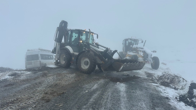 Iğdır'da yoğun kar yağışı: 57 köy yolu ulaşıma kapandı, şarampole devrilen minibüs kurtarıldı