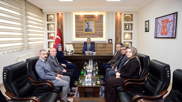 Rektör Kibar Sarıgöl'de temaslarda bulundu