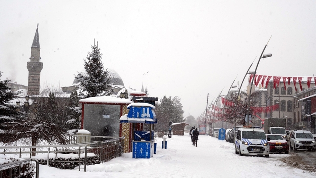 Kar kalınlığının 50 santimetreye ulaştığı Erzurum'da 419 mahallenin yolu kapandı