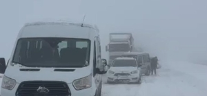 Ağrı-Doğubayazıt kara yolunda kar ve tipi;  araçlar yolda kaldı
