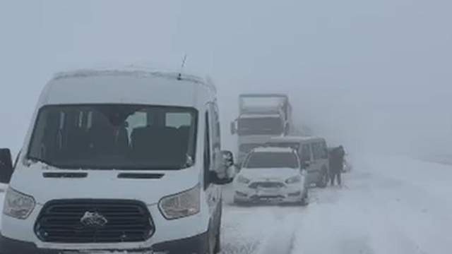 Ağrı-Doğubayazıt kara yolunda kar ve tipi;  araçlar yolda kaldı
