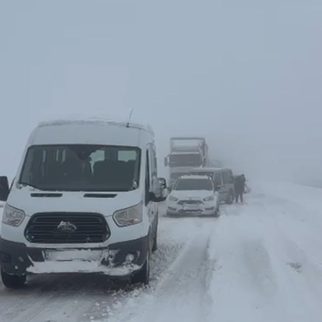 Ağrı-Doğubayazıt kara yolunda kar ve tipi;  araçlar yolda kaldı
