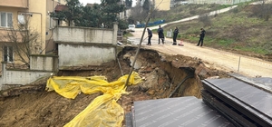 Kocaeli'de toprak kayması; binanın bahçe duvarı ve sokaktaki yolun bir bölü...