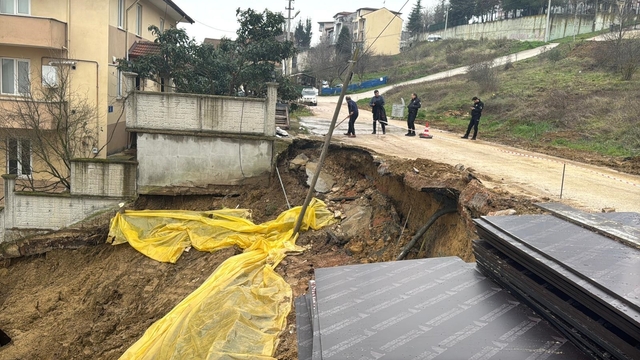 Kocaeli'de toprak kayması; binanın bahçe duvarı ve sokaktaki yolun bir bölümü çöktü