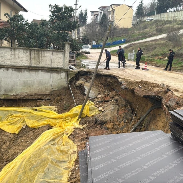 Kocaeli'de toprak kayması; binanın bahçe duvarı ve sokaktaki yolun bir bölü...