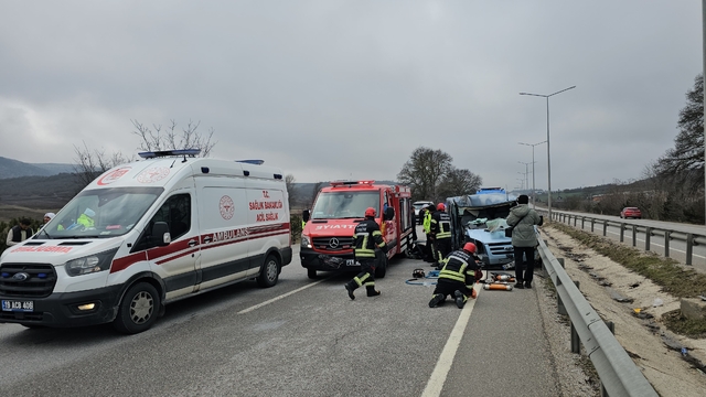 Çorum'da minibüs ile tırın çarpıştığı kazada 3 kişi yaralandı