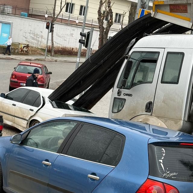 Eskişehir'de kamyonun dorsesinde taşıdığı demirler düşerek bir otomobile sa...