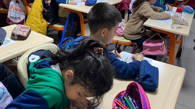 Gezici kütüphane Kırşehir'de 200 kitabı öğrenci ile buluşturdu