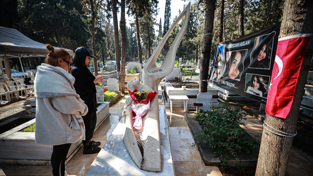 Özgecan Aslan ölümünün 11. yılında Mersin'deki mezarı başında anıldı