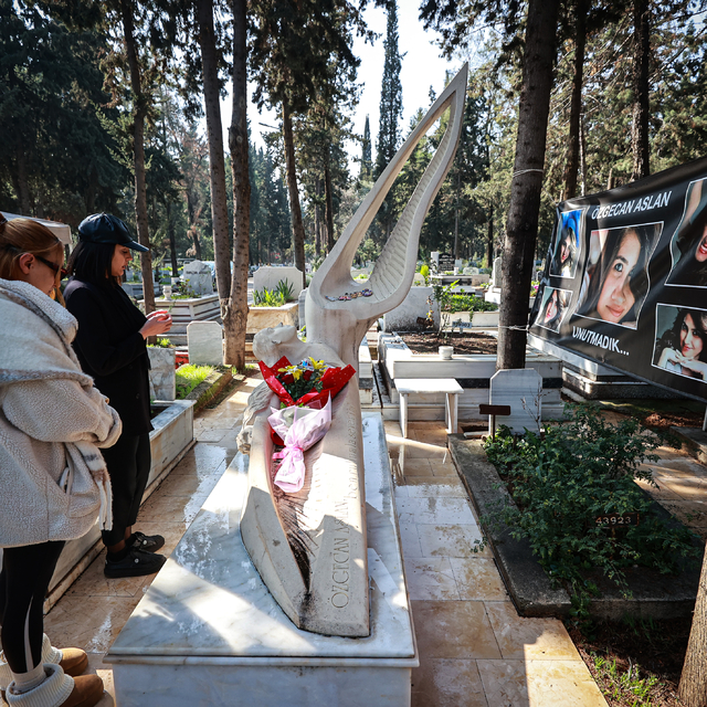 Özgecan Aslan ölümünün 11. yılında Mersin'deki mezarı başında anıldı