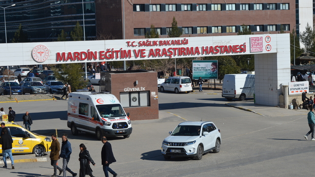 3'üncü kattan düşen 3 yaşındaki çocuk ağır yaralandı