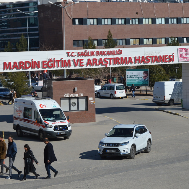 3'üncü kattan düşen 3 yaşındaki çocuk ağır yaralandı