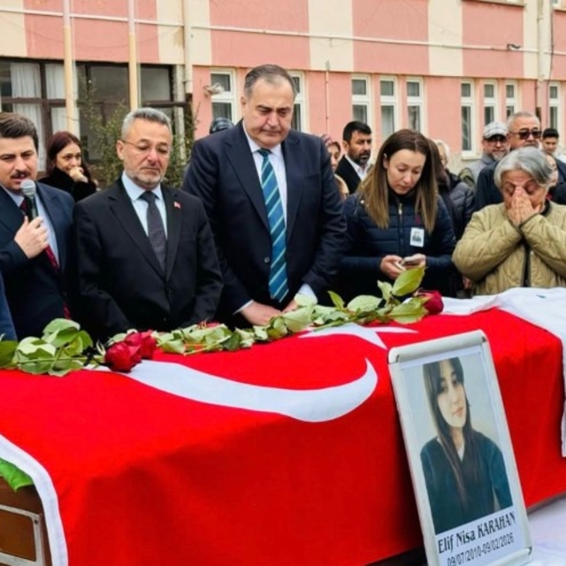 TIR ile otomobilin çarpıştığı kazada yaralanan liseli Elif, kurtarılamadı