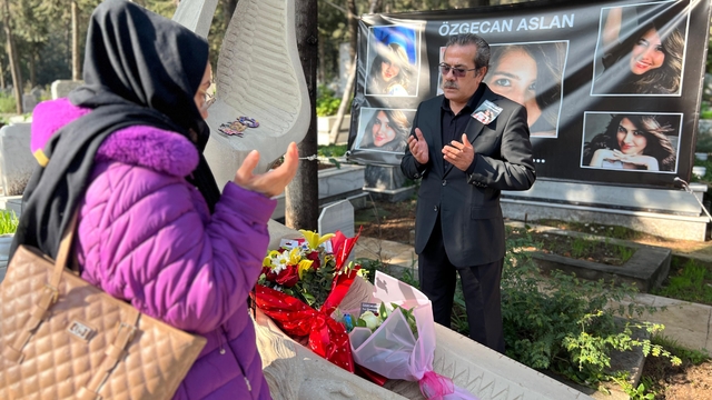 Özgecan Aslan ölümünün 11'inci yılında mezarı başında dualarla anıldı
