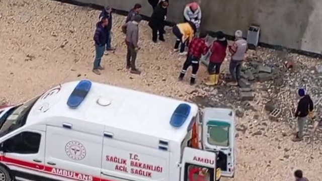 Yüksekten düşen inşaat işçisi yaralandı
