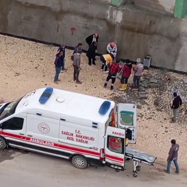 Yüksekten düşen inşaat işçisi yaralandı