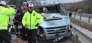 TIR'a çarpan minibüsün sürücüsü, araçtan güçlükle çıkarıldı; 3 ağır yaralı