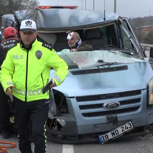 TIR'a çarpan minibüsün sürücüsü, araçtan güçlükle çıkarıldı; 3 ağır yaralı