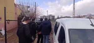 Bacaklarından bıçaklanan genç hastaneye kaldırıldı