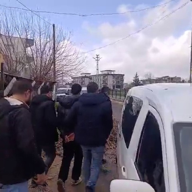 Bacaklarından bıçaklanan genç hastaneye kaldırıldı