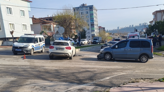 Samsun'da hafif ticari araç ile otomobilin çarpıştığı kazada 3 kişi yaralandı