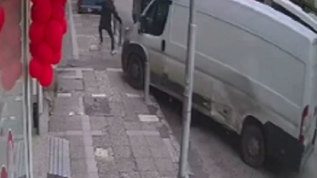 Freni patlayan minibüs, kaldırımdaki yayayı böyle çarptı
İzmir'de korkunç anlar: Kaçmayı başaramadı