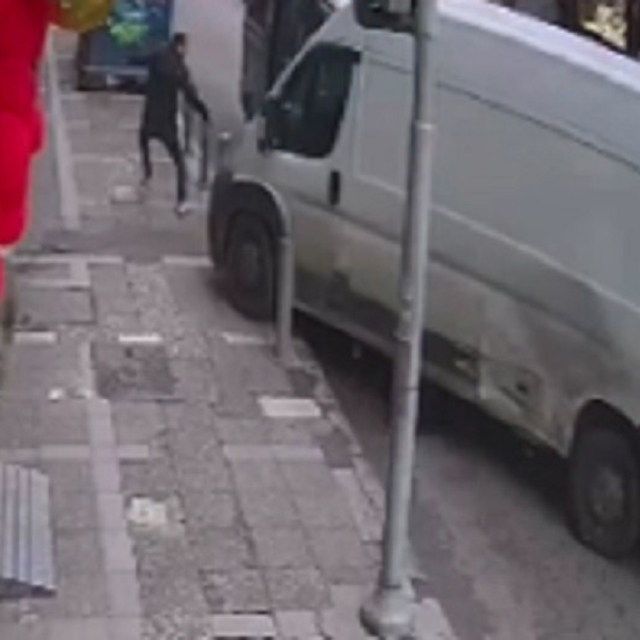 Freni patlayan minibüs, kaldırımdaki yayayı böyle çarptı
İzmir'de korkunç a...