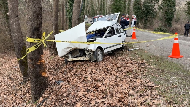 Otomobil ağaca çarptı: 1 ölü, 2 yaralı